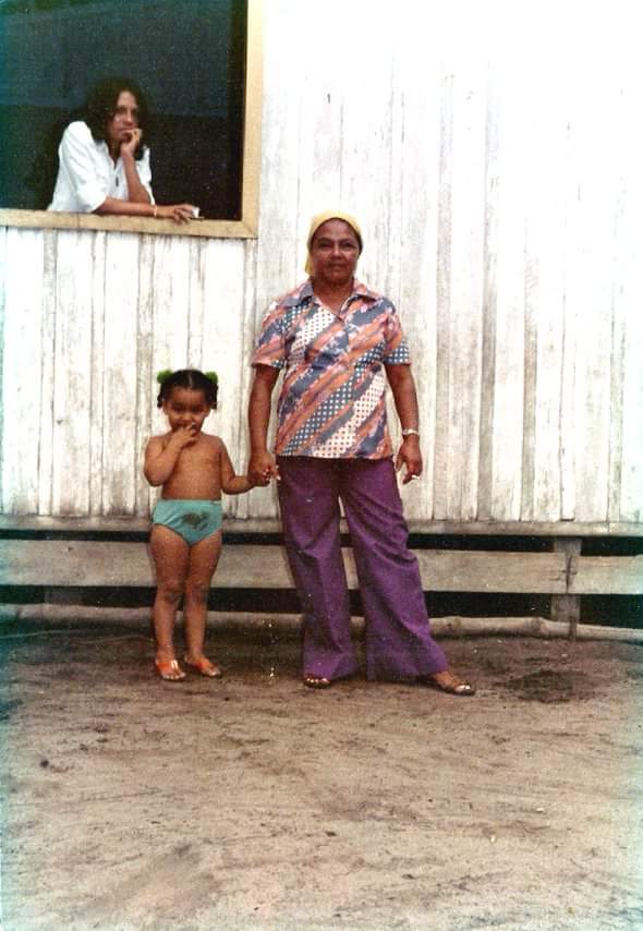 Retrato de infância: de mãos dadas com a minha avó, Neusa, e na janela Carmem, minha prima